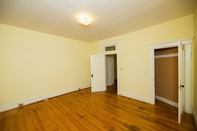 Building Photo - 2026/2027 JHU Off-Campus Charles Village 3bd/1ba Rowhouse w/ W/D!! Available 6/9/26