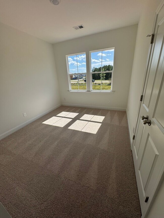 Building Photo - 3 Bedroom 2.5 Bath House in Hawthorne Land...