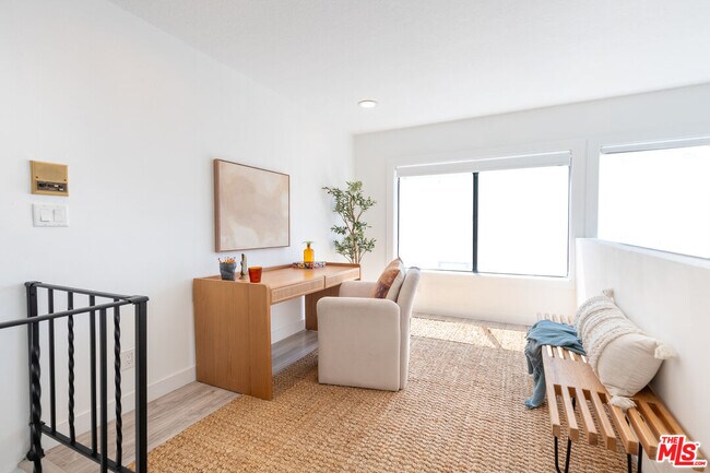 Building Photo - 839 Larrabee St