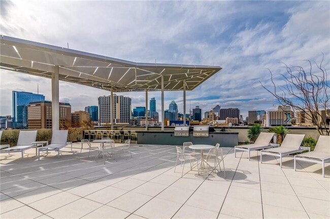 Building Photo - 800 Embassy Dr