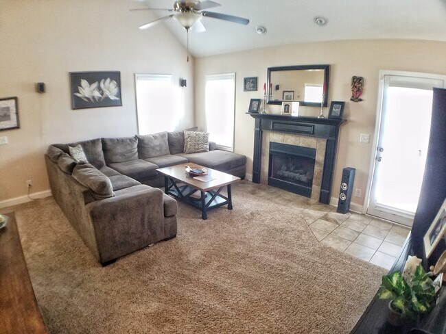 Building Photo - Nice 3 bedroom 2 bath