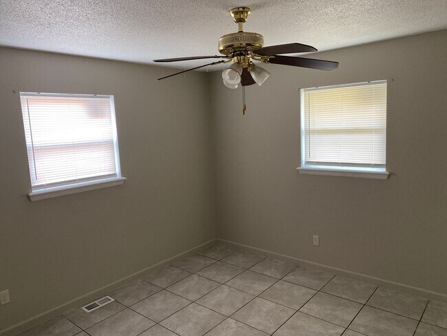 Building Photo - Available November 1st! 3 Bed/1.5 Bath Hou...