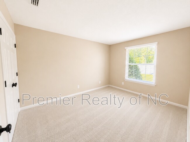 Building Photo - 5020 Thoroughbred Ln