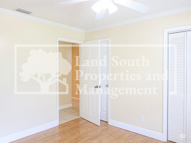 Building Photo - 631 Queens Loop N