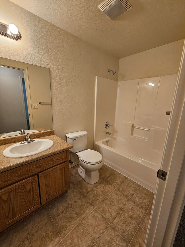 Building Photo - 3 Bedroom Home Located on Quiet Cul-De-Sac