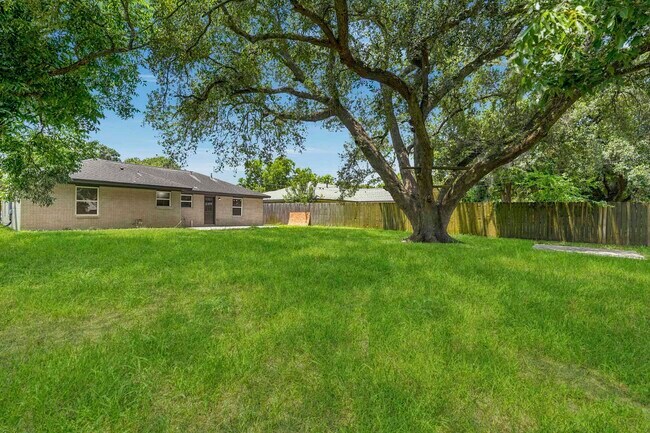 Building Photo - 913 Meadowlane St