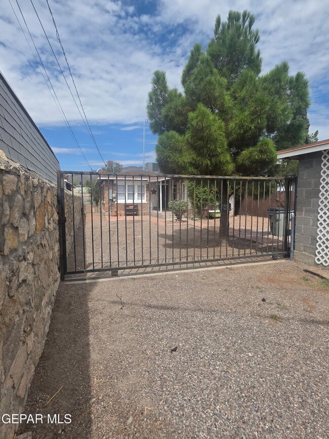 Building Photo - 4002 Pershing Dr