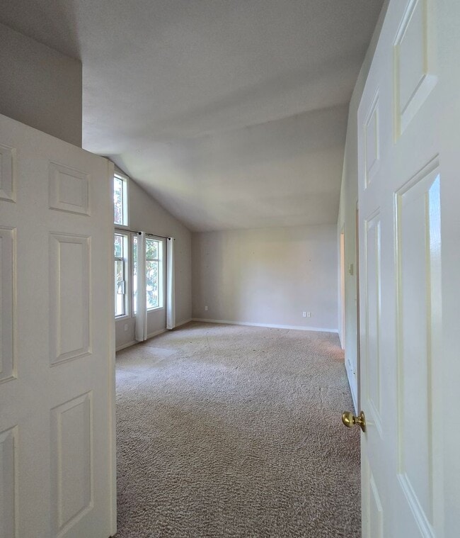 Building Photo - ***PENDING APPLICATIONS***2 Bedroom 1.75 B...