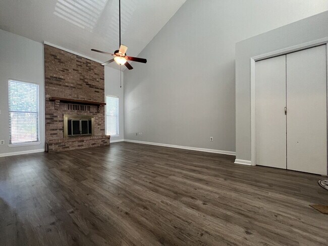 Building Photo - "Charming 2-Bed Townhouse in Shalimar with...