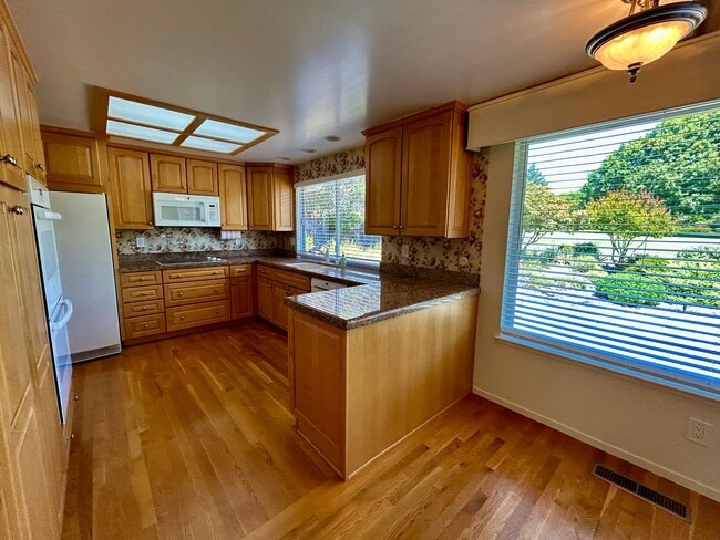 Building Photo - 266 Valley Oaks Dr