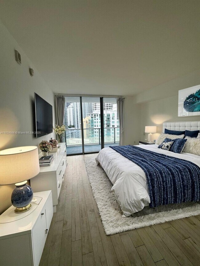 Building Photo - 1300 Brickell Bay Dr