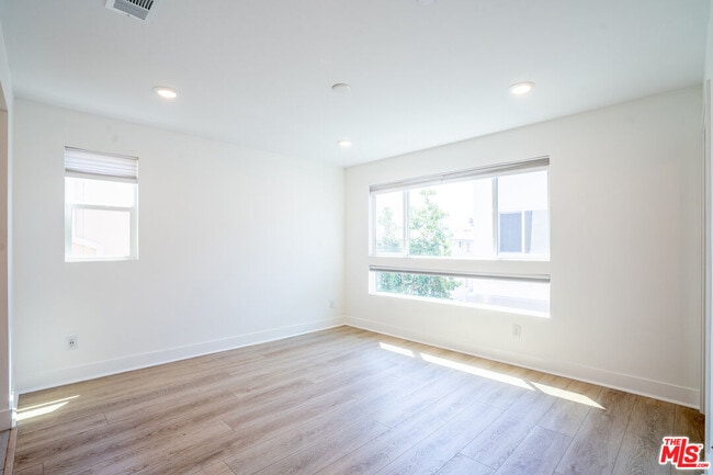 Building Photo - 5257 Bainbridge Pl