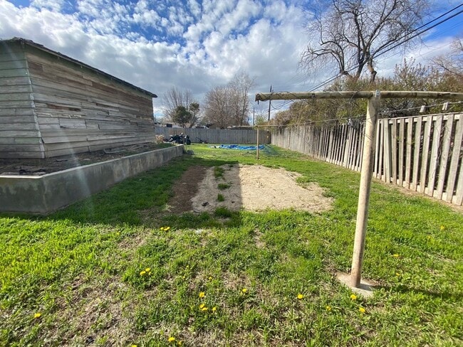 Building Photo - Duplex With Lots Of Room