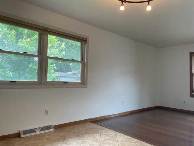 Building Photo - 323 Santa Fe Trail