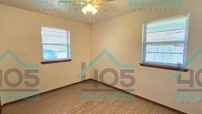 Building Photo - 3 Bed 2 Bath with ALL the Amenities!