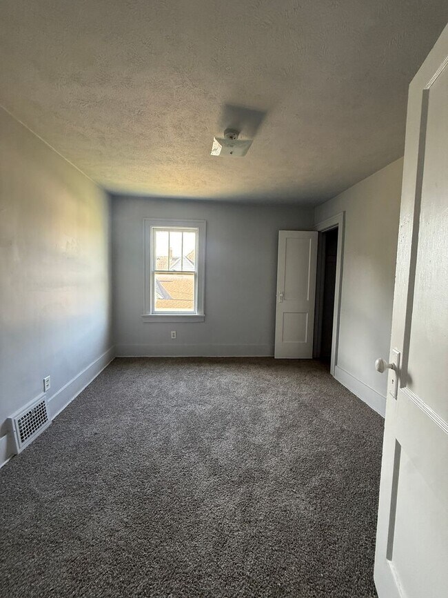 Building Photo - Beautiful 4/2 Home