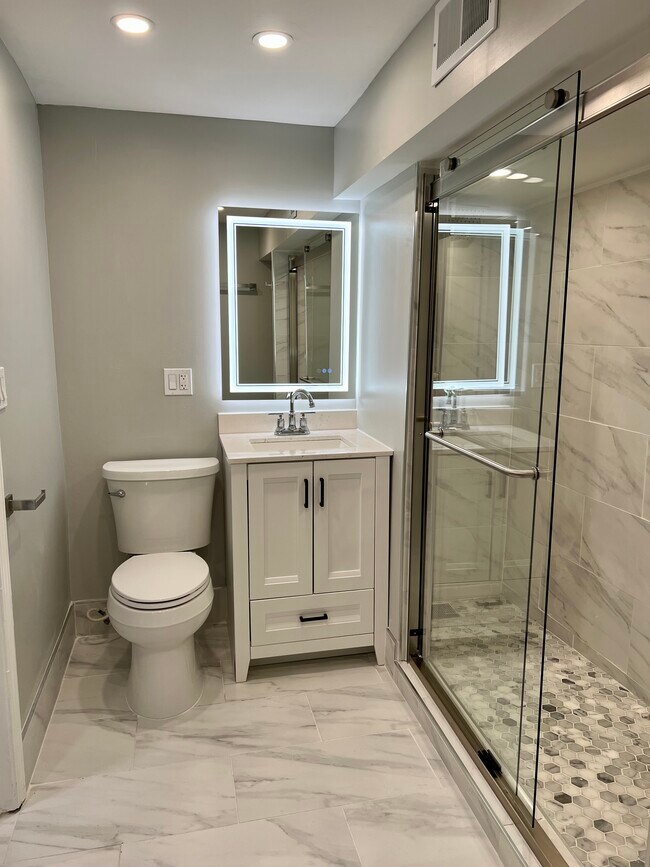 Building Photo - 1833 N Sawyer Ave