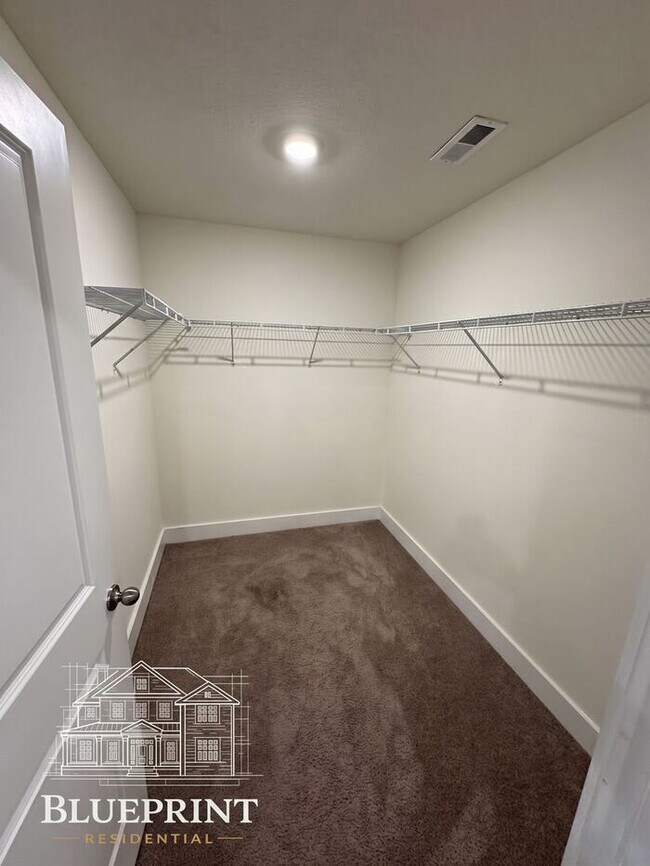 Building Photo - 2024 build, great neighborhood, stainless appliances, granite countertops!
