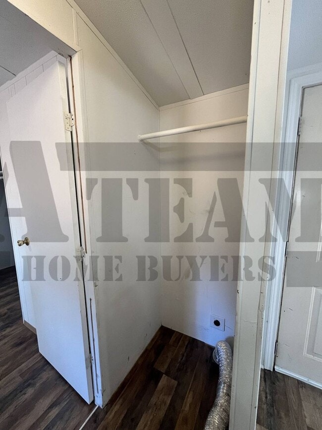 Building Photo - Cozy 2-bedroom, 1.5-bathroom home