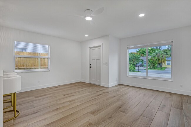 Building Photo - 416 W Mango St