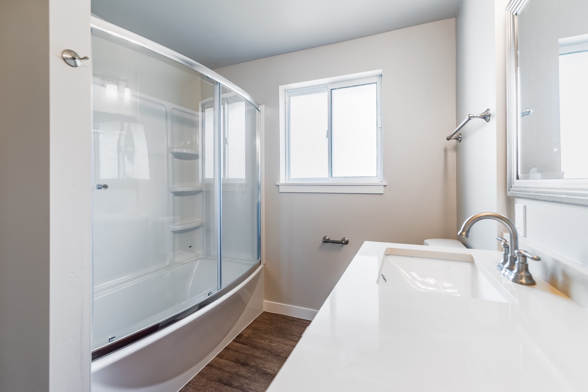Tub with glass doors - 6235 A St