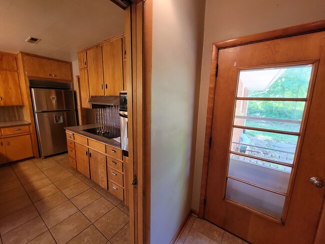 Building Photo - 1103 College St