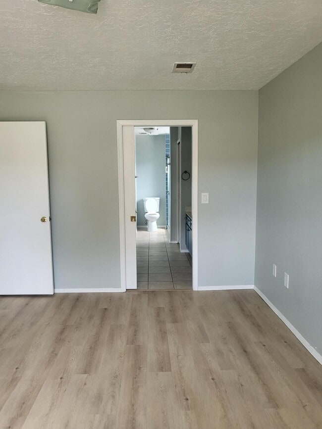 Building Photo - 837 Country Club Dr SE