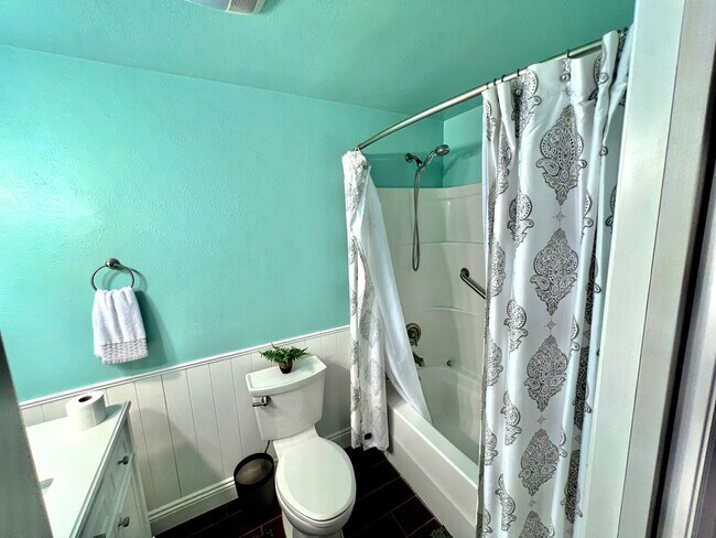 Building Photo - Beautiful Custom 3bd 2.5 bath Hardwood in ...