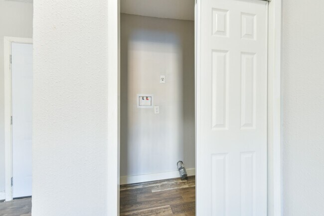 Building Photo - 1206 Houston Ave