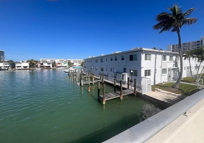 Building Photo - 7207 Bay Dr