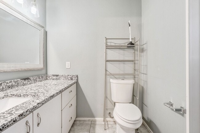 Building Photo - 3 bed 2 bath now available in the heart of Lubbock