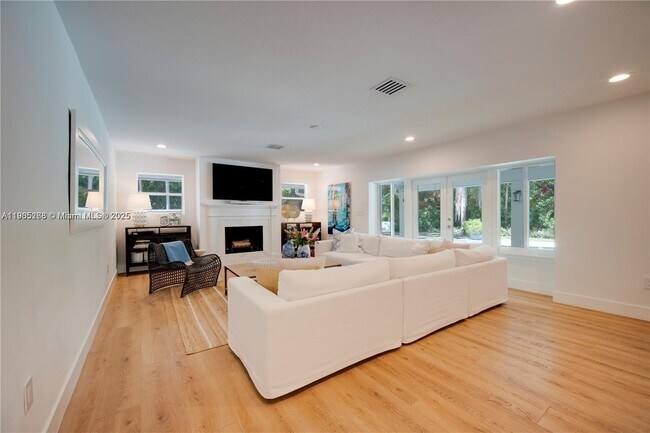 Building Photo - 11905 SW 67th Ave