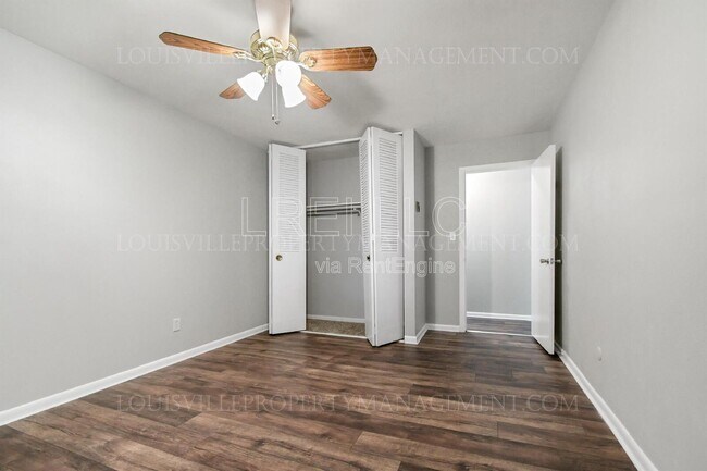 Building Photo - 1202 E Walford Dr