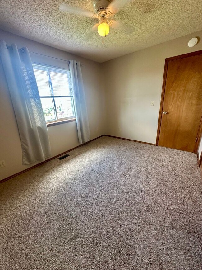 Building Photo - Spacious 4BD w/ A/C in Desirable Briargate...