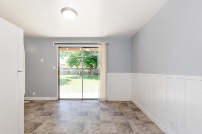 Building Photo - 564 E 700 N
