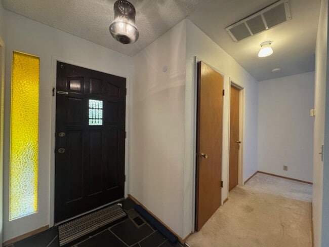 Building Photo - Well located, 4/2, Redwood views