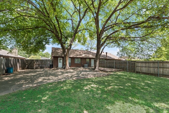 Building Photo - 208 E Denton Dr