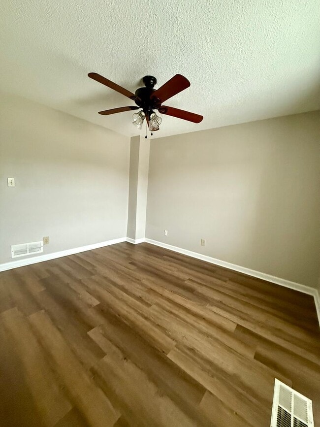 Building Photo - 2 bed / 1.5 bath townhome in Oakwood