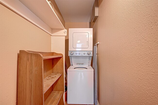 Building Photo - 2101 Fountain View Dr