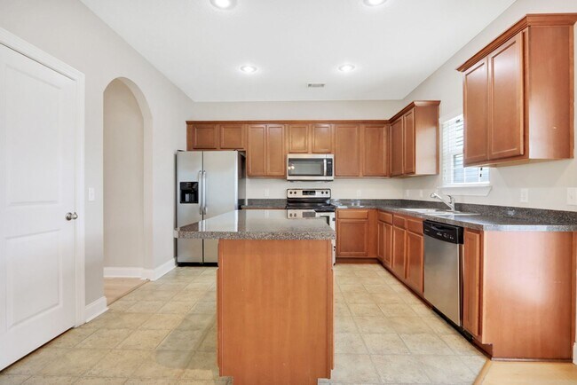 Building Photo - 4 Bed/2.5 Bath in Richmond Hill!