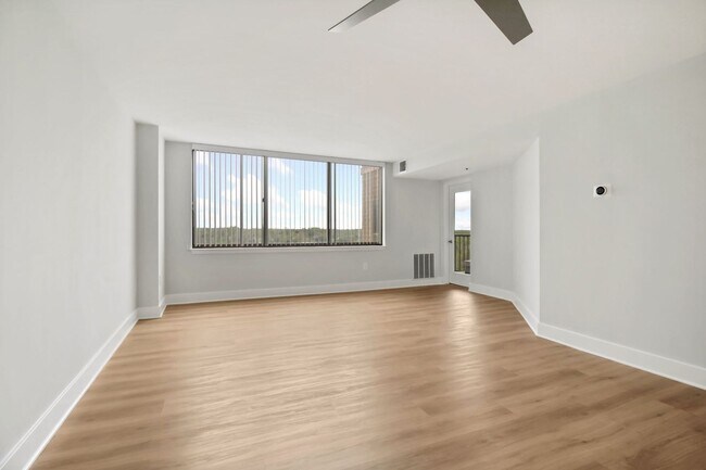 Building Photo - 1 Bed 1 Bath - Rockville Condo - Completel...