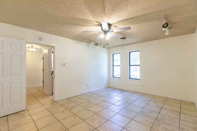 Building Photo - 2/2/2; newly painted walls, new flooring!