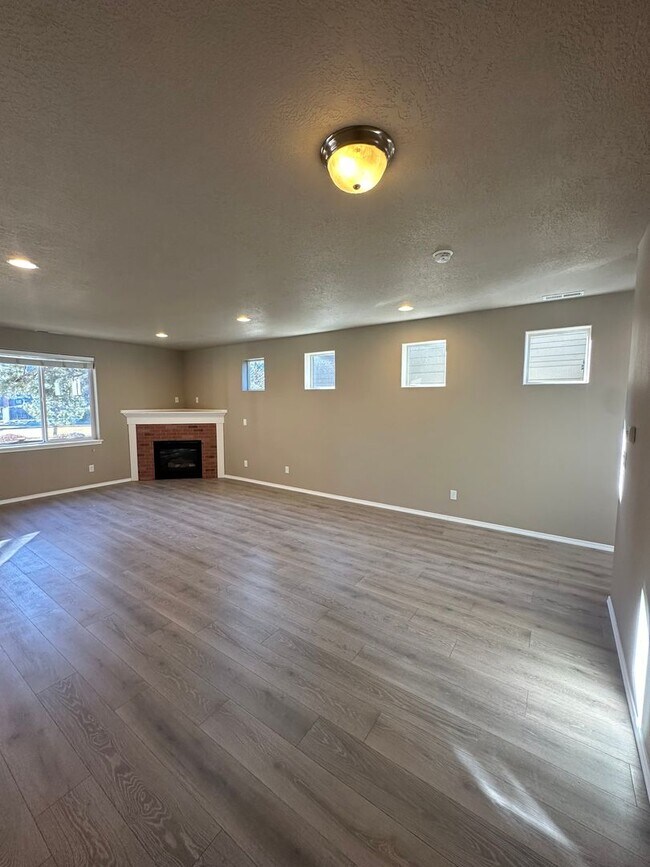 Building Photo - Comfortable Bend Living – 3 Bedroom Home with Spacious Bonus Room!