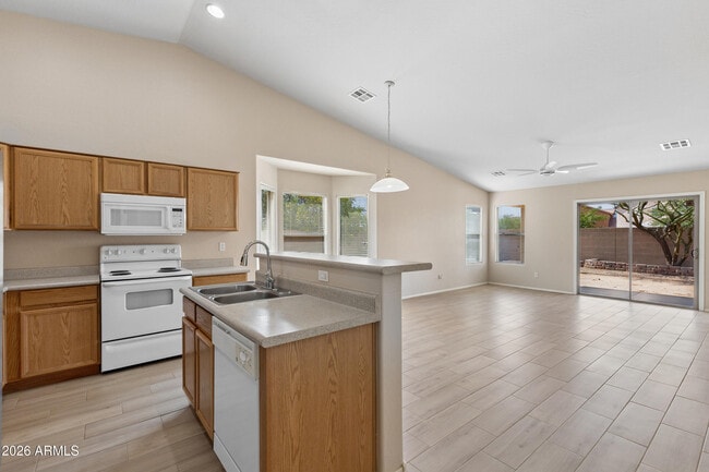 Building Photo - 1576 E Gabrilla Dr