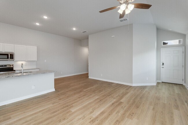 Building Photo - Brand New Luxury Duplex Available Today