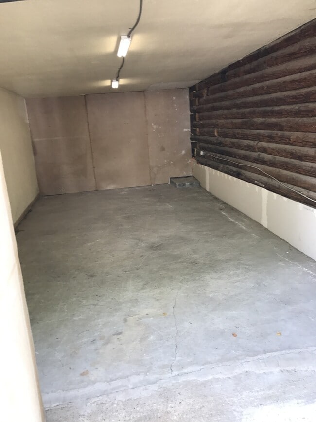 Building Photo - Log Home for Rent in North Pole!