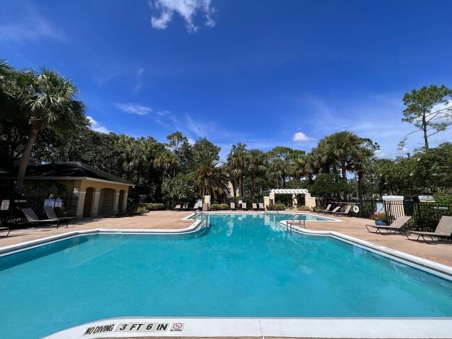 Building Photo - Spacious 1/1 condo!