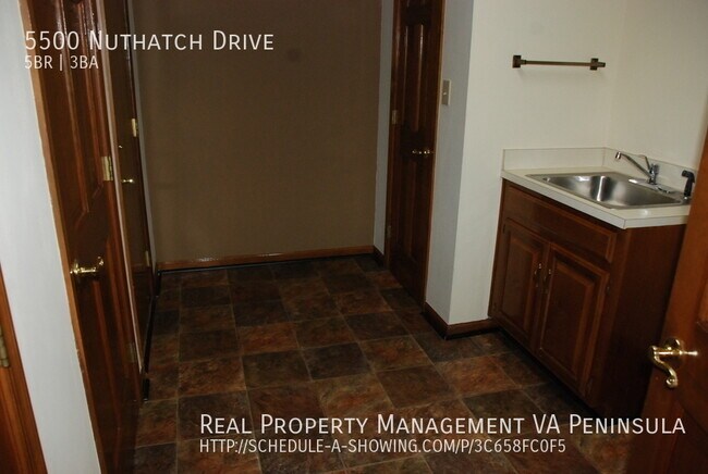 Building Photo - Spacious 5 bedrooms house in Rolling Woods...