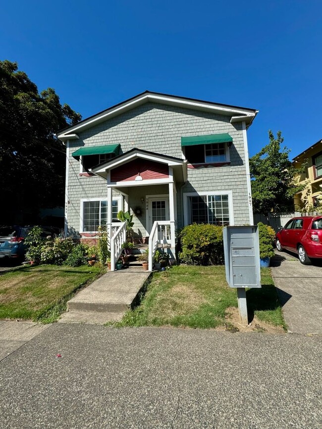 Building Photo - Irvington Triplex Townhome