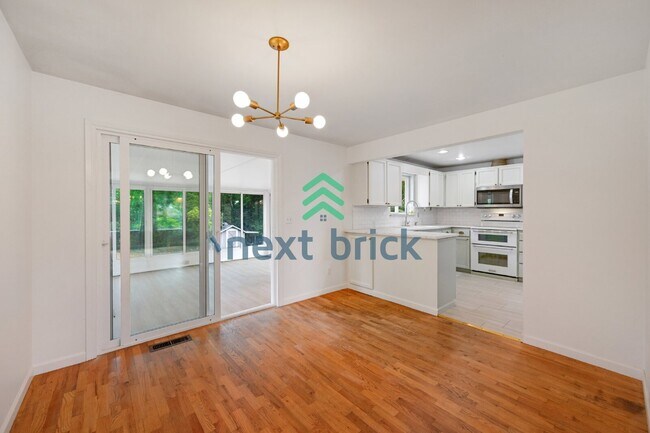 Building Photo - Charming 3-Bedroom Edmonds Home with 2 Full Baths and Spacious 1982 Sq. Ft. Living Space!